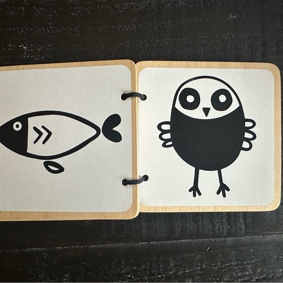 Lovevery my first book wooden book from the Looker Kit - Picture 4 of 6